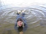 Amateurvideo wetting the clothes in the river von Arabika