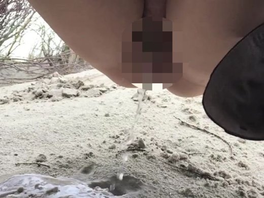 Amateurvideo Haarige Fotze pisst in den Sand von RoteMaske6