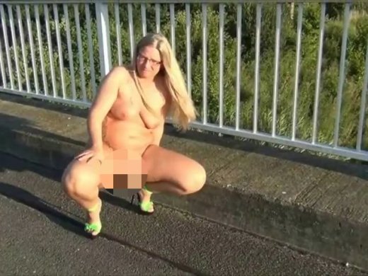 Amateurvideo Public-Nackt auf einer Autobahnbrücke abgepisst! von RosellaExtrem