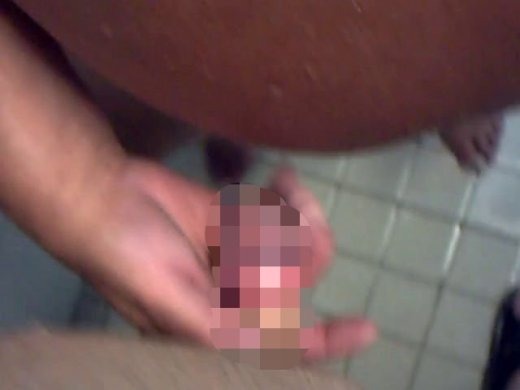 Amateurvideo Mein Schwanz wird in der Freibad-Dusche gewichst von Amateurboy