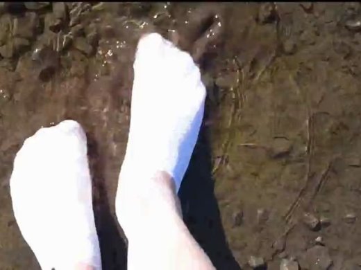 Amateurvideo Weiße Sneaker Socken in der Pfütze von nylonjunge