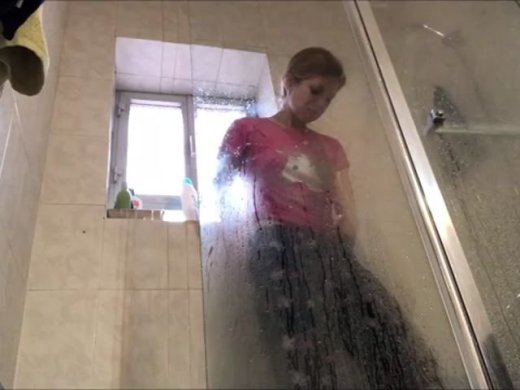 Amateurvideo Duschen im Pyjama von Ero2nite