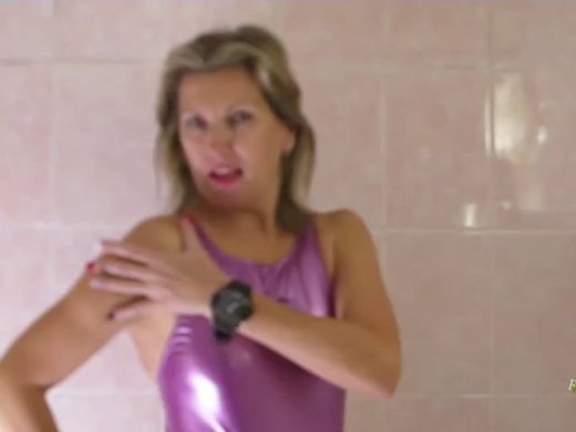 Amateurvideo Dusche im Lila Realise Gummi Badeanzug von sexyalina