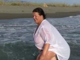 Amateurvideo Ich bade mit Hemd im stürmischen <span class=