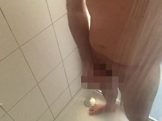 Amateurvideo Geiler Abspritzer unter der Dusche von Lawrence77