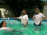 Amateurvideo Mit Christina und Jackie in Jeans und T-Shirts im Pool von sexyalina