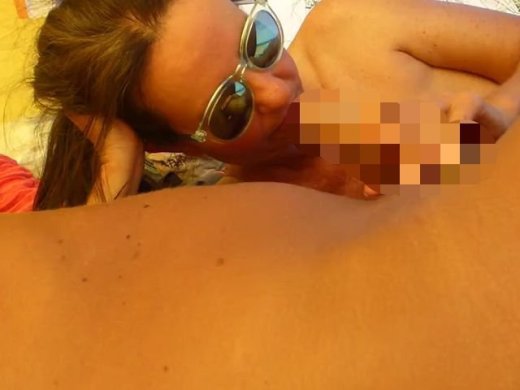 Amateurvideo Public Blowjob am Strand von PussyPia