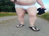 Amateurvideo Kleiner Spaziergang in der weißen Unterhose von nylonjunge