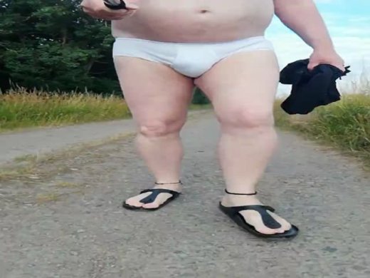 Amateurvideo Kleiner Spaziergang in der weißen Unterhose von nylonjunge
