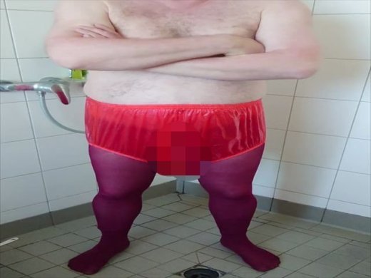Amateurvideo Inkontinenz Spaß in heißer Strumpfhose und Gummihose from nylonjunge