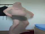 Amateurvideo Carmen Nylonjunge probiert Nylon für Ganzkörper von nylonjunge