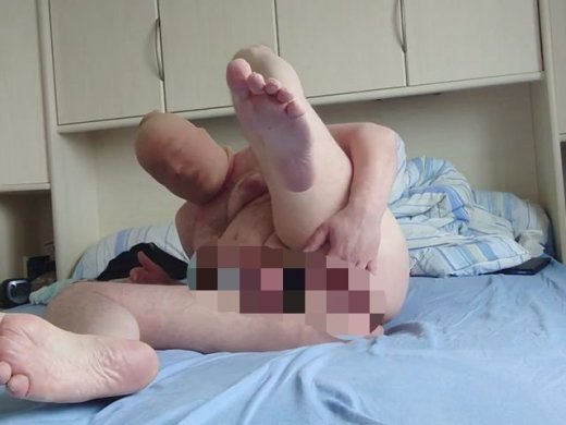 Amateurvideo Keuscher Nylonjunge mit Käfig am Schwanz 2 from nylonjunge