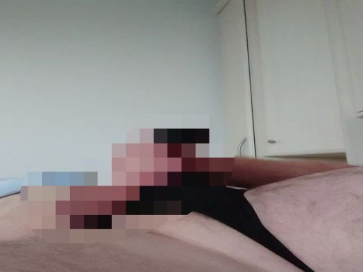 Amateurvideo Notgeiles Wichsen im schwarzen String für den Schwanz von nylonjunge