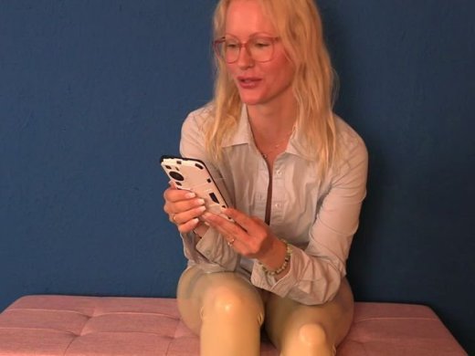 Amateurvideo Latex Sekretärin bekommt ein Dickpic von dir from XPoppSieX